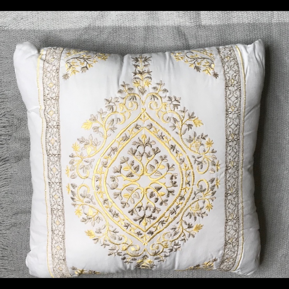 🎉 3 FOR 1 MADISON PARK PILLOWS 🎉 - Picture 3 of 6